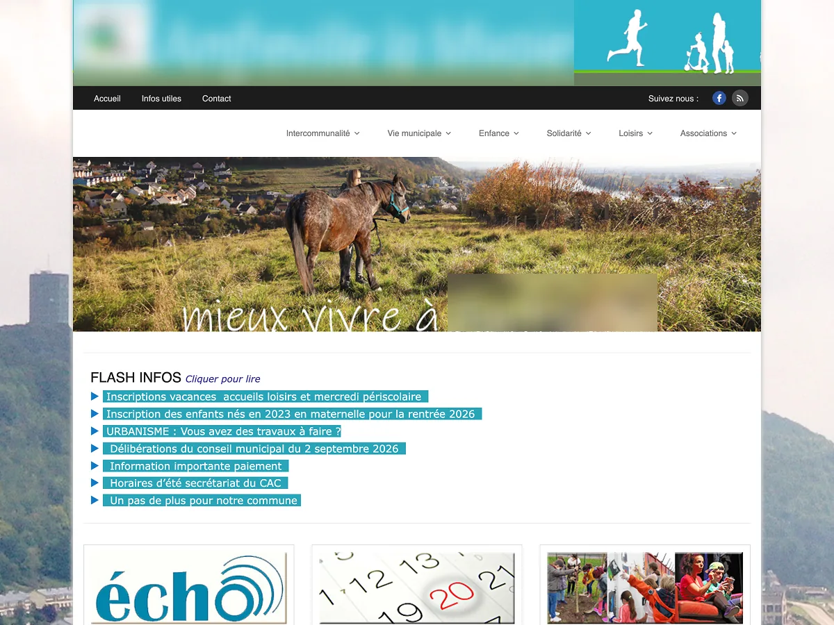 Page d'accueil d'un site de mairie existant, au design daté, avec une liste d'informations flash en vrac. Le nom de la commune est flouté.